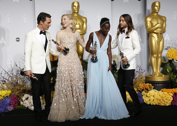 Galardonados posando con su premio durante la ceremonia de los premios Oscar en Los Angeles