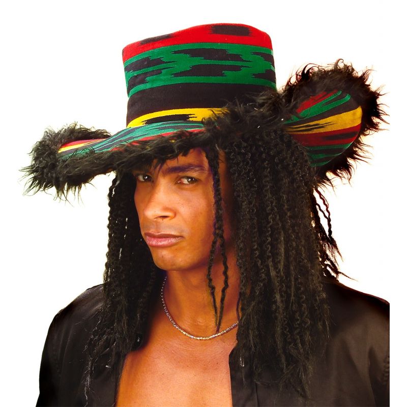 Un hombre con sombrero de pirata y rastas