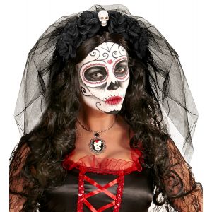 Mujer disfrazada de catrina con velo negro y arreglo floral en la